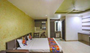 een slaapkamer met een groot bed in een kamer bij FabHotel Midland in Bhopal