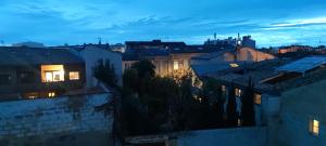 uma vista para o horizonte da cidade à noite em STUDIO CALME PROCHE CENTRE BORDEAUX em Bordeaux