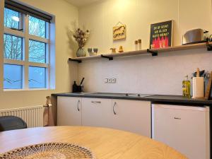 cocina con mesa y encimera en Cozy Bungalow en Reikiavik