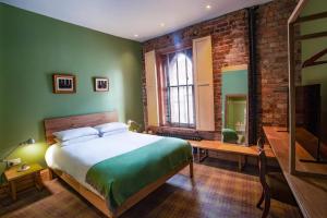 1 dormitorio con cama, escritorio y ventana en O'Regans, en Dublín