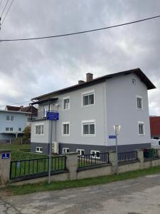 un edificio blanco al lado de una calle en Wohnung in Haus, en Neunkirchen