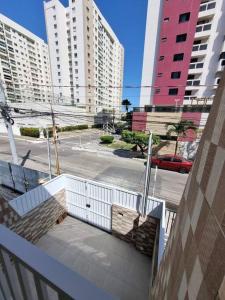 Blick auf eine Stadt mit hohen Gebäuden in der Unterkunft Casa 2/4 para temporada in Aracaju