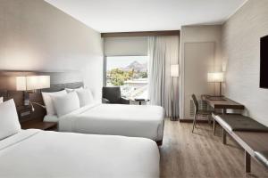 una camera d'albergo con due letti e una scrivania di AC Hotel Phoenix Biltmore a Phoenix