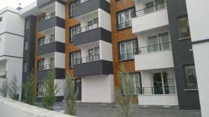 um edifício de apartamentos com varandas a preto e branco em X Premium em Kayseri