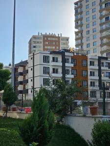un gruppo di edifici alti in una città di X Premium a Kayseri