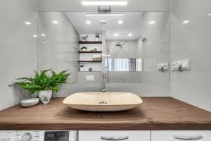 La salle de bains est pourvue d'un grand lavabo sur un comptoir. dans l'établissement Apartmán Malina, à Svoboda nad Úpou