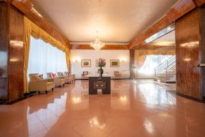 - un grand salon avec un canapé et une table dans l'établissement Hotel Onix, à Viseu
