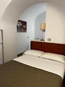 1 dormitorio con 1 cama grande y cabecero en INTERNATIONAL GARIBALDI *, en Nápoles