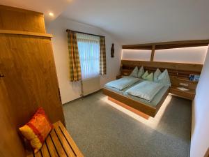 mała sypialnia z łóżkiem i oknem w obiekcie Gästehaus ALPINA w mieście Dorfgastein
