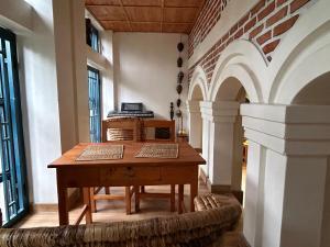 Habitación con mesa de madera en un edificio en Stany's apartments, en Butare