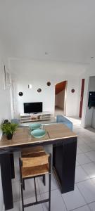 una cocina con una isla con mesa y sillas en Balzac en Montfort-sur-Meu