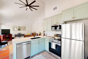 eine Küche mit blauen Schränken und einem weißen Kühlschrank in der Unterkunft Holly Lake Ranch Retreat in Rhonesboro