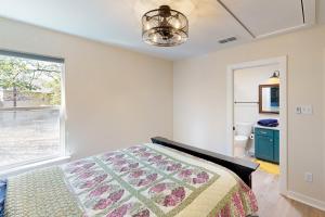 Schlafzimmer mit einem Bett und einem Fenster in der Unterkunft Holly Lake Ranch Retreat in Rhonesboro