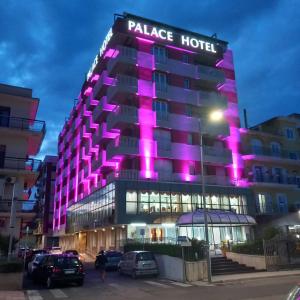 un hotel con luces rosas en el lateral. en Hotel Palace, en Catanzaro Lido