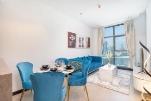 Posezení v ubytování Azure accents apartment with Burj Khalifa view