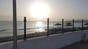 - une vue sur une plage avec des parasols et l'océan dans l'établissement Apartment am Meer mit Pool, à Aourir
