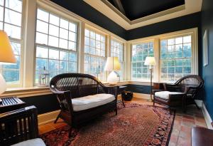 uma sala de estar com duas cadeiras e janelas em Sunny Ridge - PoshPadsCT Best Town Washington em Washington