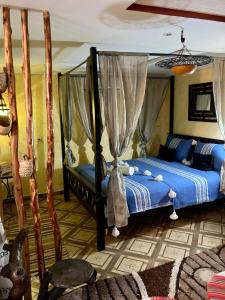 Een bed of bedden in een kamer bij Riad Appartement Dar Diegou