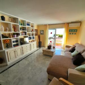 salon z kanapą i telewizorem w obiekcie Villa Angie w mieście Nerja