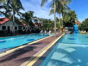 a pool at the resort at Dolphin Bay Beach Resort in Sam Roi Yot