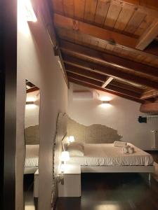 1 dormitorio con 2 camas y techo de madera en Caronni 52 Villa Country & Business Ostia Antica, en Ostia Antica