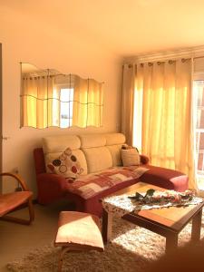 - un salon avec un canapé et une table dans l'établissement Laginha Beachview, à Mindelo