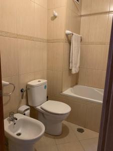 łazienka z toaletą, umywalką i wanną w obiekcie Laginha Beachview w mieście Mindelo