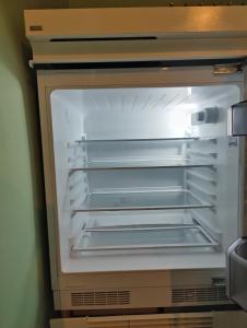 einem leeren Kühlschrank mit offener Tür in der Küche in der Unterkunft Il Vicoletto Holiday Rooms in Spoleto