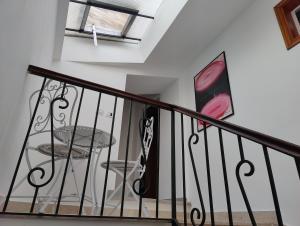 uma grade de escadas com uma mesa e uma pintura em Il Vicoletto Holiday Rooms em Spoleto
