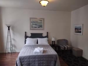 1 dormitorio con cama, lámpara y trípode en Jelly Bean 1 en San Juan de Terranova