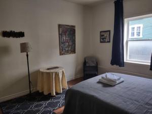 聖約翰斯的住宿－Jelly Bean 1，一间卧室配有一张床、一张桌子和一个窗户。