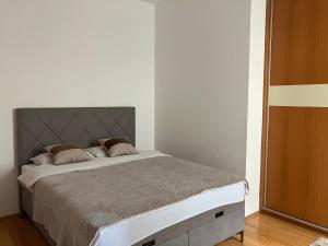 Tempat tidur dalam kamar di Stan na dan Centar Banja Luka