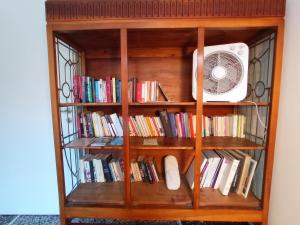 una libreria con ventilatore e libri di Casa di Luca a Genova Altre 3 foto