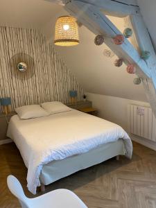 Le KT-Dral - Appartement hypercentre في بورج: غرفة نوم بسرير ابيض وسقف خشبي