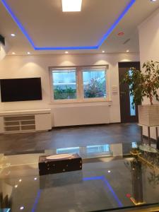 ein Wohnzimmer mit einem TV und einer blauen Decke in der Unterkunft Schlafzimmer Nr1 Heidingsfeld Würzburg in Würzburg