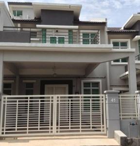 une maison avec une clôture blanche devant elle dans l'établissement DAlyaHomestay, à Malacca