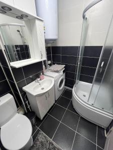 een badkamer met een toilet, een wastafel en een douche bij Garsoniera Alex in Lupeni