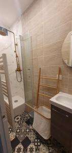 y baño con ducha, aseo y lavamanos. en Parisien style T2 in center of Puteaux, en Puteaux