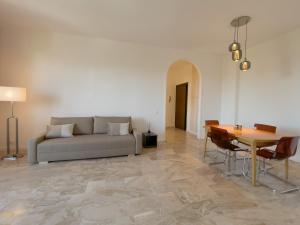 een woonkamer met een bank en een tafel bij Accogliente trilocale a Brescia in Brescia