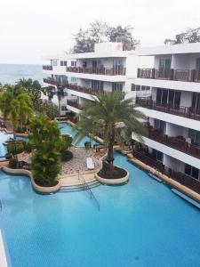 a large swimming pool next to a large building at Beach Palace Condomenium (Chaam-Huanhin) in Ban Bo Khaem