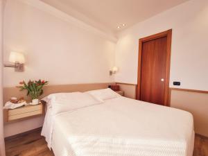 Кровать или кровати в номере Hotel Florida Lerici