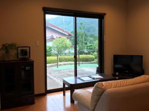 SakamotoにあるOhara Chisui - Vacation STAY 9209のリビングルーム(ソファ、大きなガラスドア付)