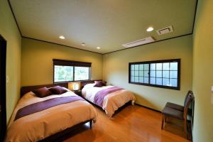 duas camas num quarto com duas janelas em Ohara Chisui - Vacation STAY 9209 em Sakamoto