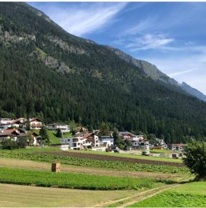 un villaggio in montagna con case e alberi di Wohnung mit Stil im Herzen Tirols a Thaur