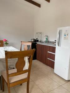 Kuchyň nebo kuchyňský kout v ubytování Casa los Boldos
