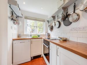 Kuchyň nebo kuchyňský kout v ubytování Trewellwell Cottage