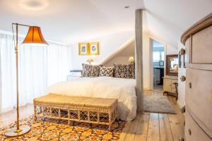 Postel nebo postele na pokoji v ubytování Family Hotel Okoř