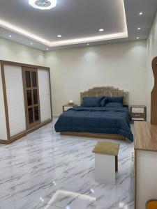 Zona de estar de شاليه راقي بمسطحات خضراء وغرفة نوم