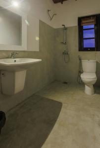 łazienka z umywalką i toaletą w obiekcie Hotel Zeilan Sunset Point w mieście Unawatuna