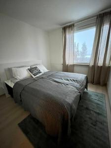 Postel nebo postele na pokoji v ubytování Ylimmän kerroksen tilava kolmio jokinäkymällä